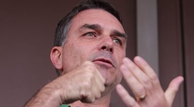 Senador-Flavio-Bolsonaro-PL-RJ-fala-com-a-imprensa-sobre-a-candidatura-a-Presidencia-da-Republica-ap.jpeg